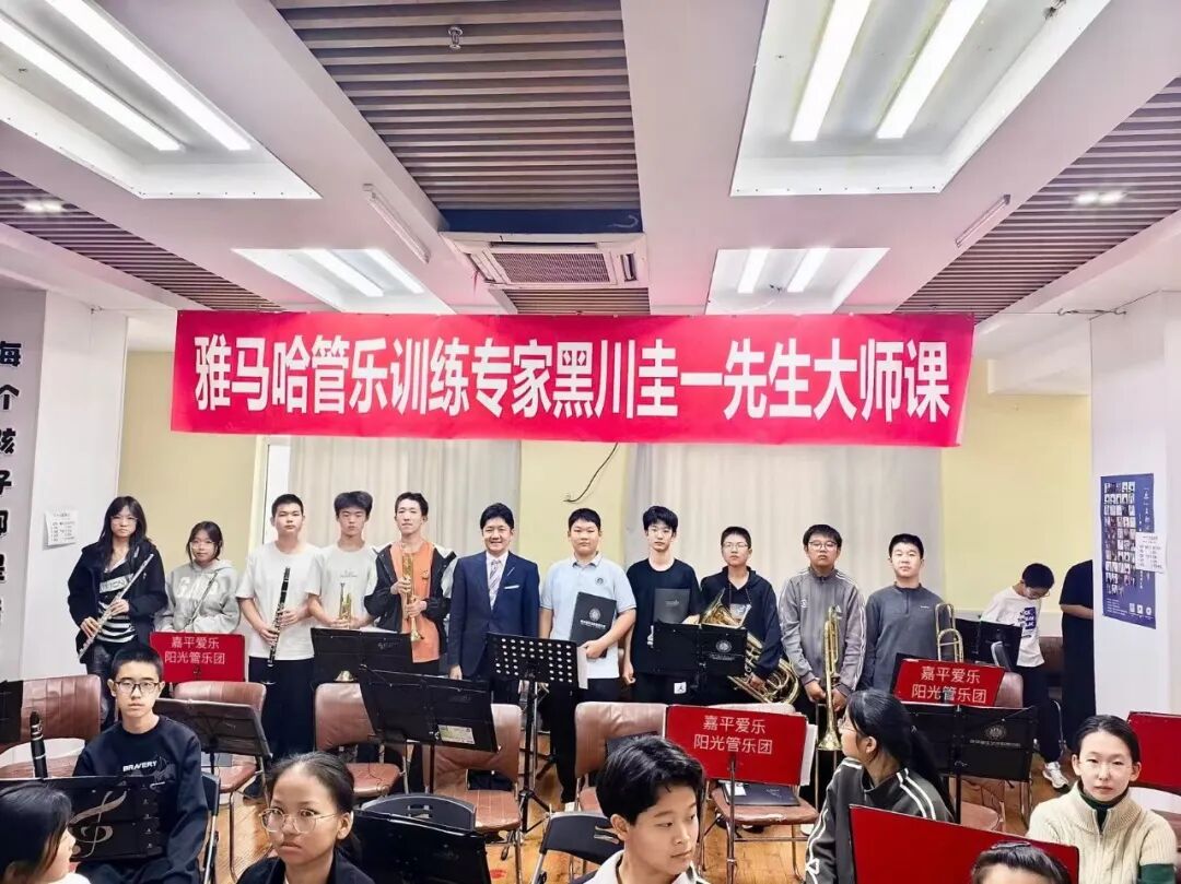 全团认真聆听讲解